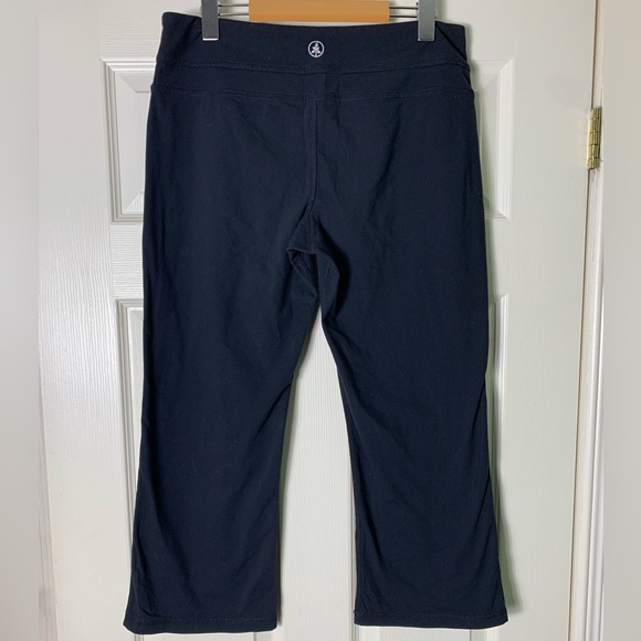Roots | Black Cropped Yoga Pants - Large - Picture 2 of 5